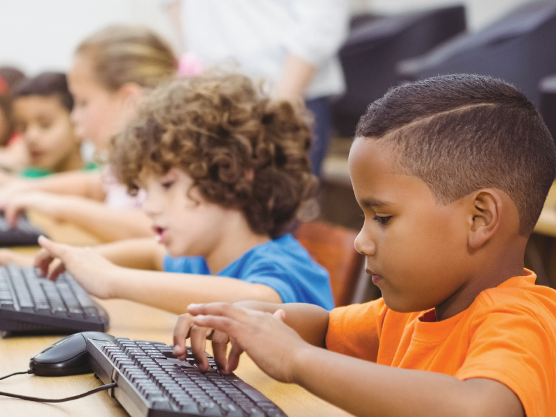 kids on computers 